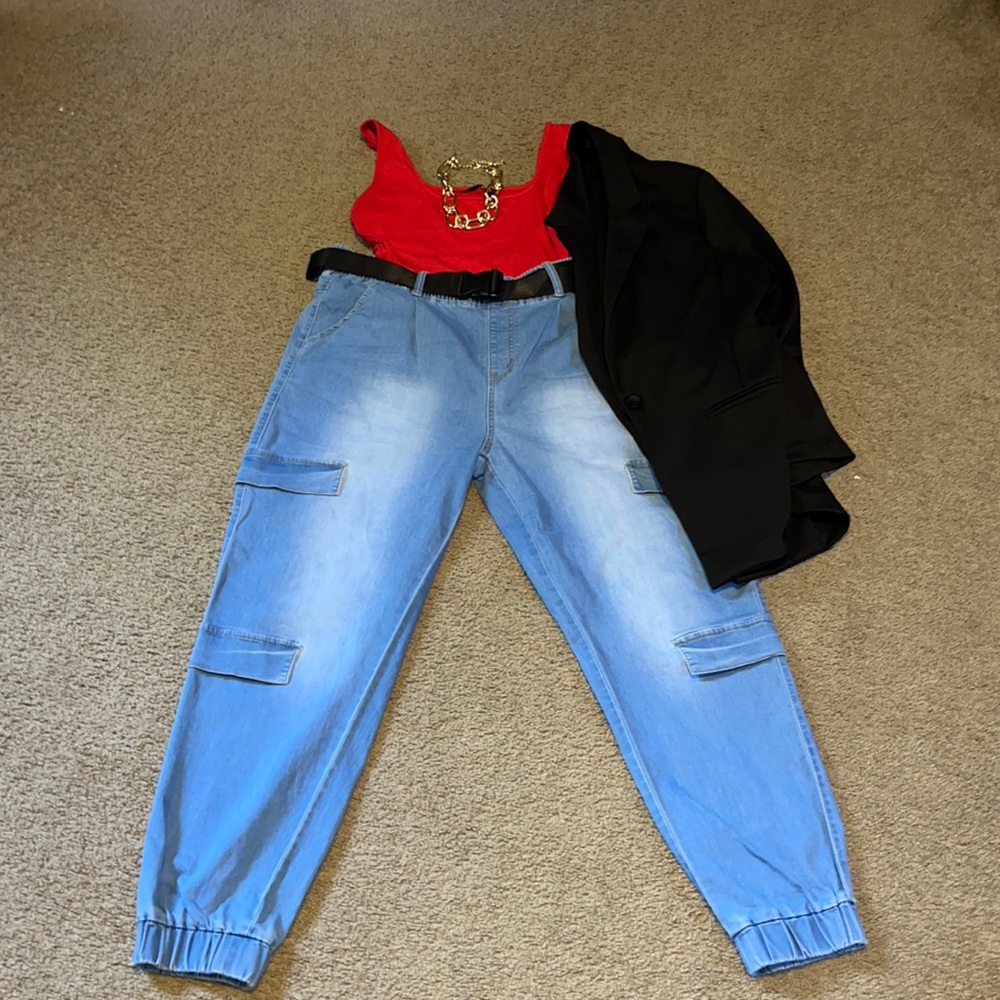 Blue cargo jeans with pockets and belt